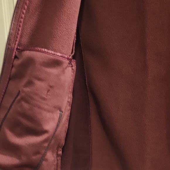 Womens Medium Under Armour Storm Maroon Hooded Jacket. Cute Herringbone Design - Picture 6 of 6